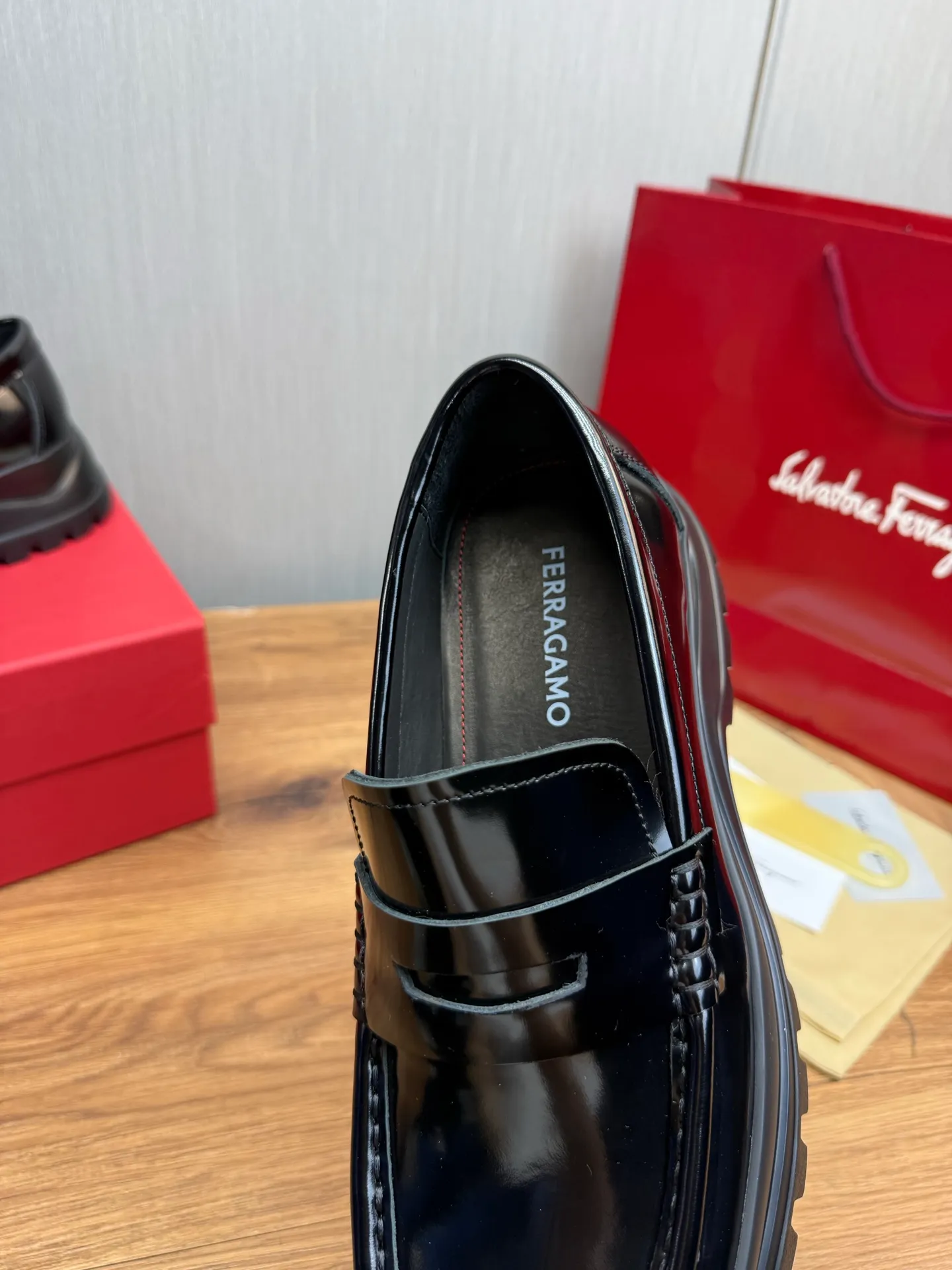 Men's shoes 💰880💰 Ferragamo. [Ferragamo] Men's Loaf leather shoes, the latest hot style, 1:1 original purchase quality, top quality, imported open-edge beaded cowhide leather on the upper, hand-made three-dimensional stitching highlights the round toe design, the inner feet are made of imported cowhide, with original wear-resistant rubber outsole, matching code 39-44, (38, 45 custom-made, non-refundable)